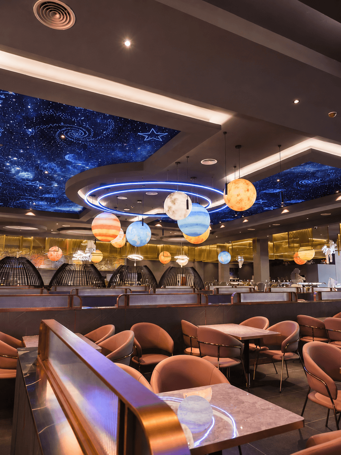 Área principal do Star Wok com planetas iluminados e teto estrelado