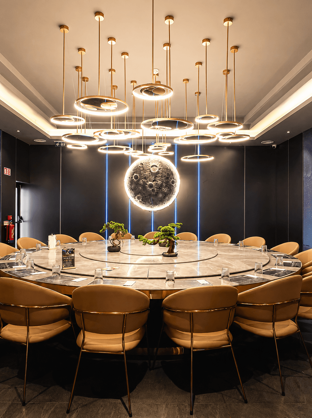 Sala VIP do Star Wok com mesa redonda e iluminação lunar